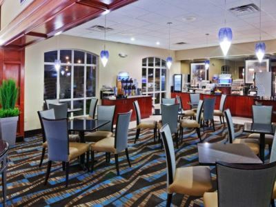 Express & Northwest By Ihg Hotel 2*